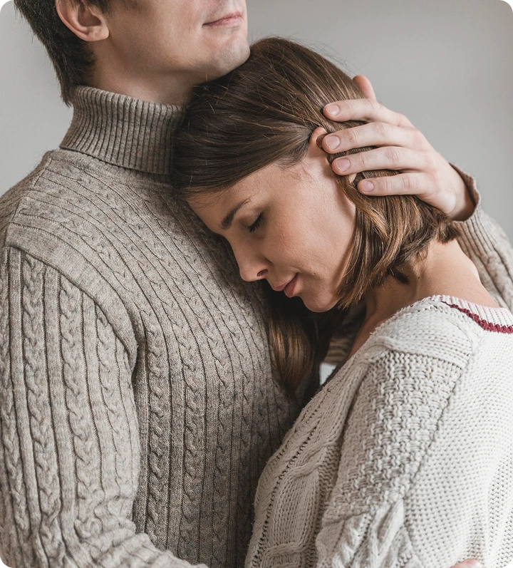Dos personas adultas abrazándose con gesto de apoyo y consuelo